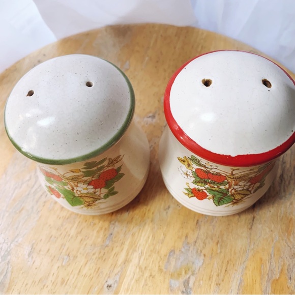 Vintage strawberries and cream salt and pepper shakers - Picture 2 of 5